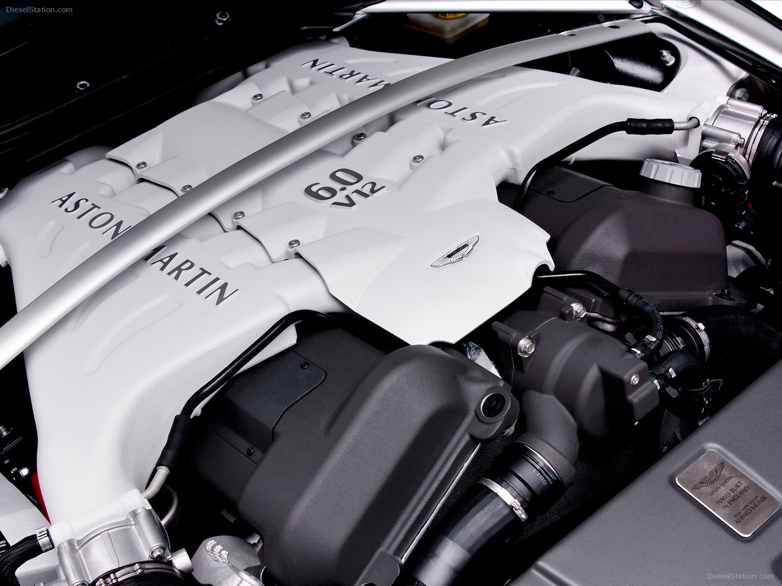 Aston Martin V12 Vantage Roadster 2013